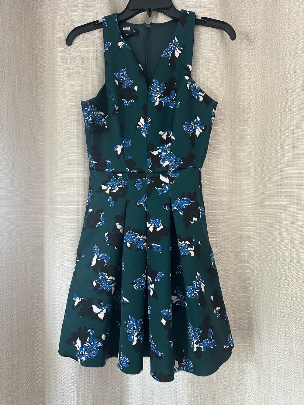 Slate & Willow green dress flare sleeveless blue flowers pleated skirt 0
